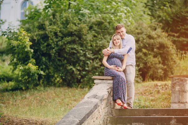 Couple in the park — Stock Photo, Image