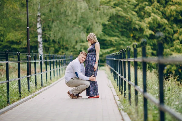 Paar im Park — Stockfoto