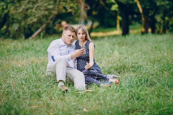 Paar im Park — Stockfoto