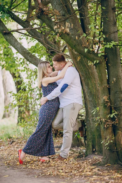 Paar im Park — Stockfoto