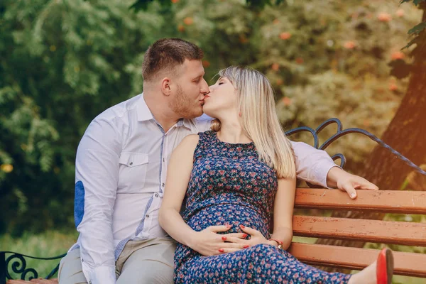 Casal no parque — Fotografia de Stock