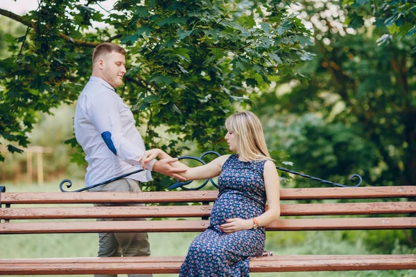 Koppel in het park — Stockfoto