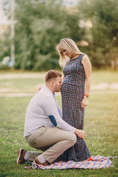 Casal no parque — Fotografia de Stock