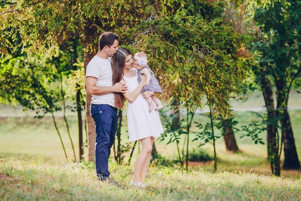 Familj i parken — Stockfoto