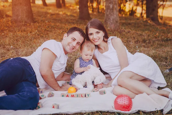 Familie in het park — Stockfoto