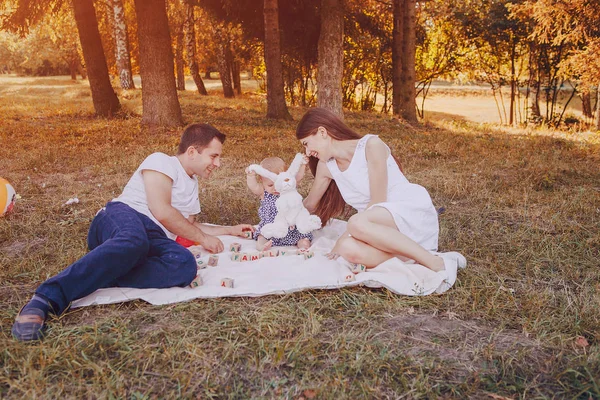 Familia en el parque —  Fotos de Stock