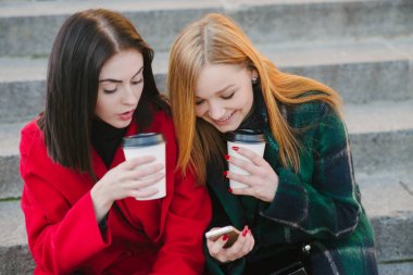 İki kız ile becerikli alet