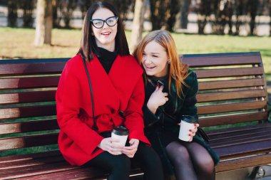 İki kız ile becerikli alet