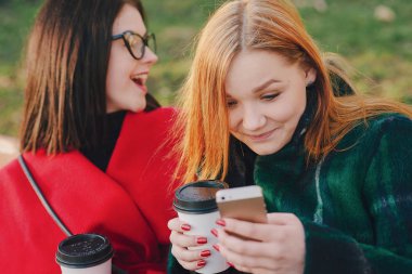 İki kız ile becerikli alet