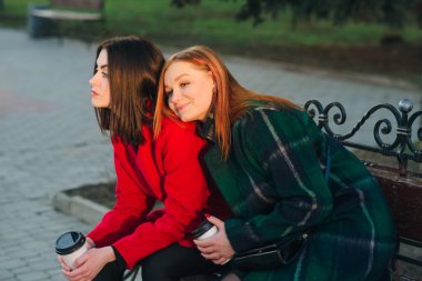 İki kız ile becerikli alet