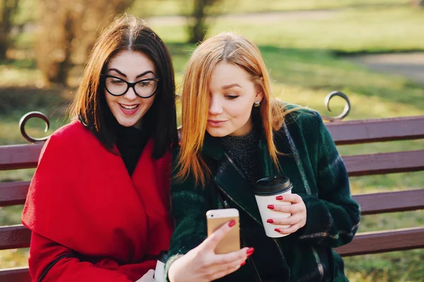 Due ragazze con gadget — Foto Stock