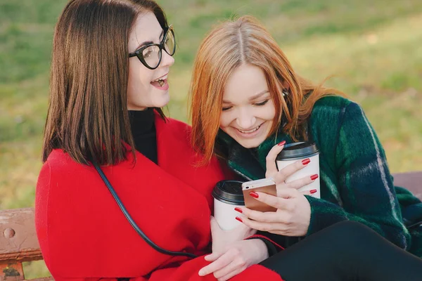Deux filles avec gadget — Photo