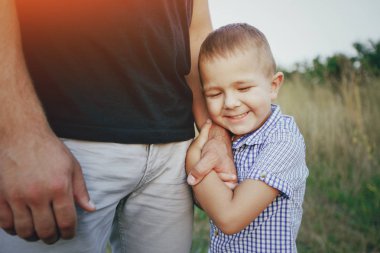bir çocuk ile genç aile açık havada eğlence var