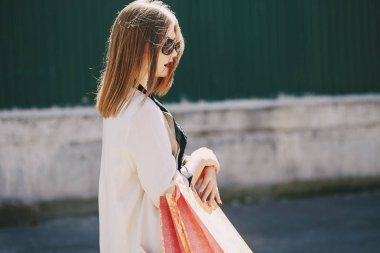 Kız alışveriş üzerinde