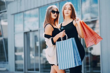 kızlar alışveriş üzerinde