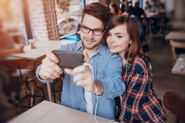 Pareja cariñosa en un café — Foto de Stock