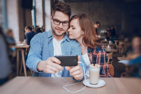 Älskande par i ett café — Stockfoto