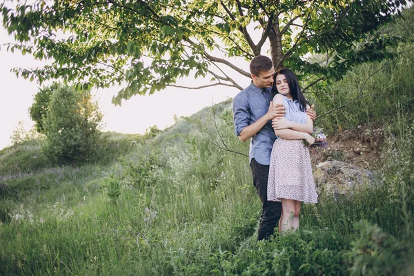 Casal na natureza — Fotografia de Stock