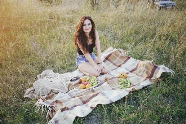 Familia joven con un niño divertirse al aire libre —  Fotos de Stock