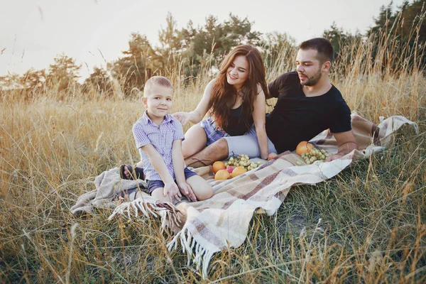 Jovem família com uma criança se divertir ao ar livre — Fotografia de Stock