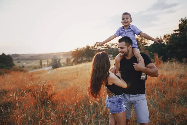 Familia joven con un niño divertirse al aire libre — Foto de Stock