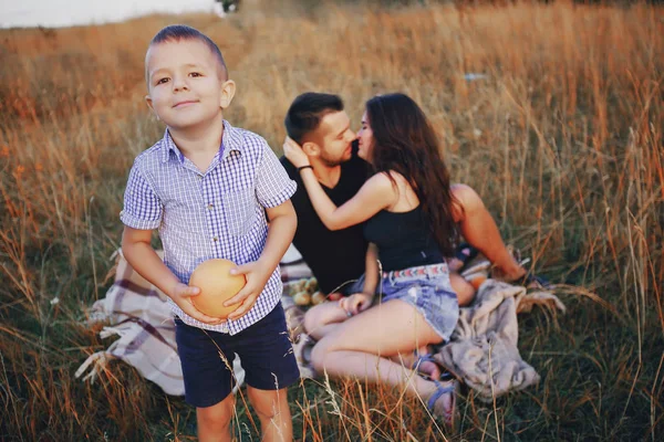 Ung familj med ett barn ha roligt utomhus — Stockfoto