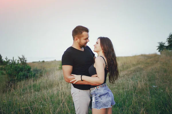 Jovem família com uma criança se divertir ao ar livre — Fotografia de Stock