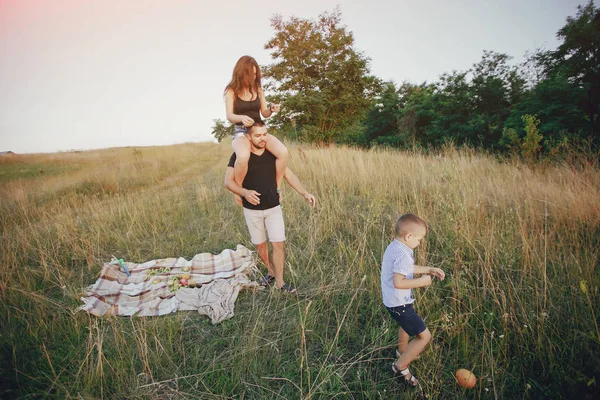 Familia joven con un niño divertirse al aire libre — Foto de Stock