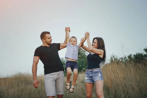 Молодая семья с ребенком развлекается на свежем воздухе — стоковое фото