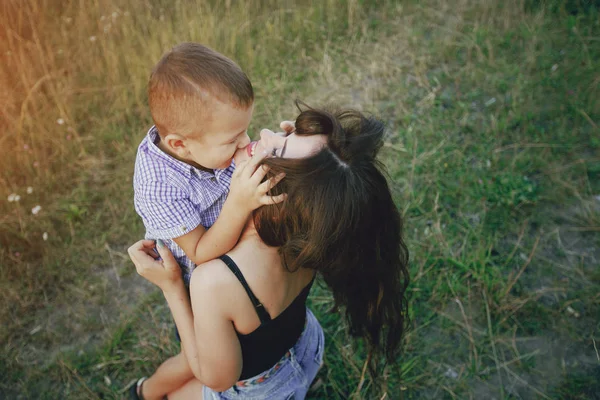 Bir çocuk ile genç aile açık havada eğlence var — Stok fotoğraf