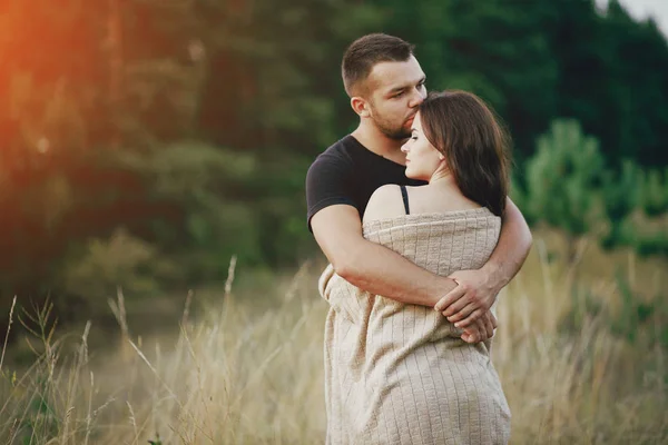 bir çocuk ile genç aile açık havada eğlence var