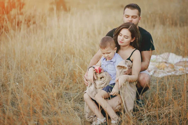 Ung familj med ett barn ha roligt utomhus — Stockfoto
