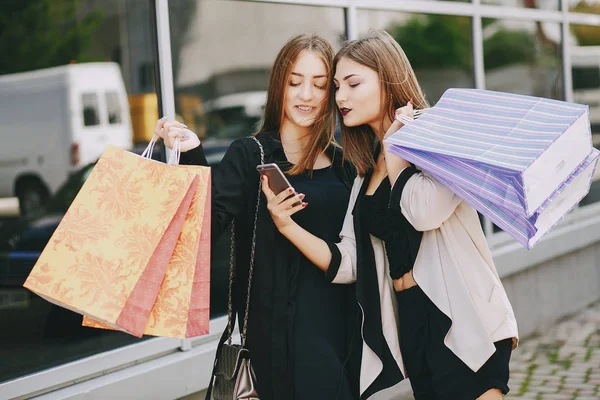 Meisjes op winkelen — Stockfoto