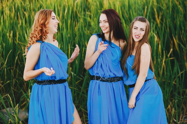 Girls in nature — Stock Photo, Image