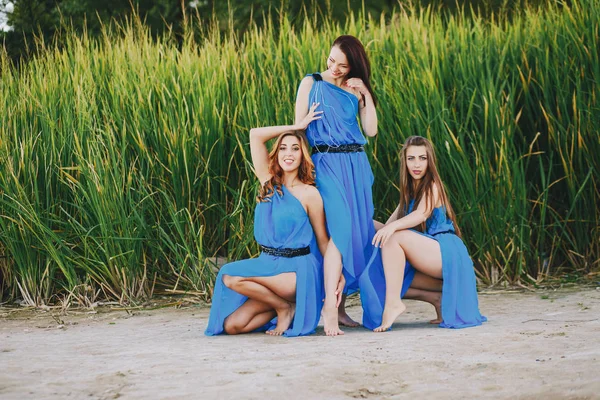 Girls in nature — Stock Photo, Image