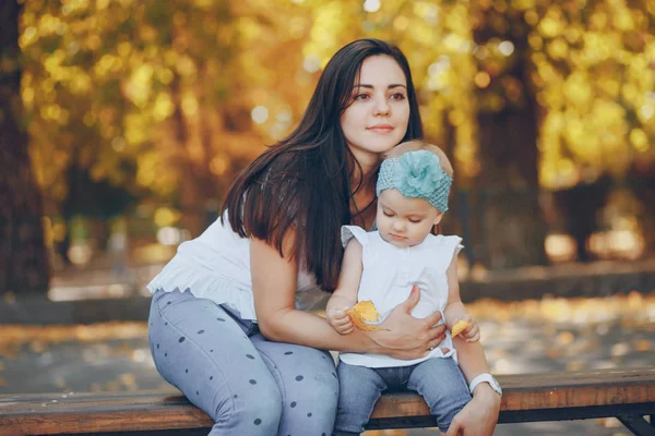 Anne ve kızı. — Stok fotoğraf