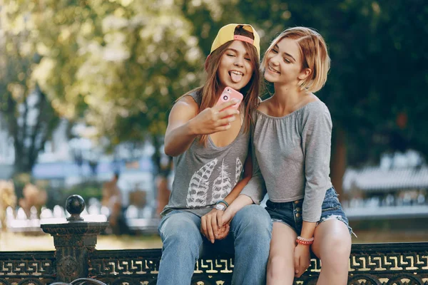 Ragazze in città — Foto Stock