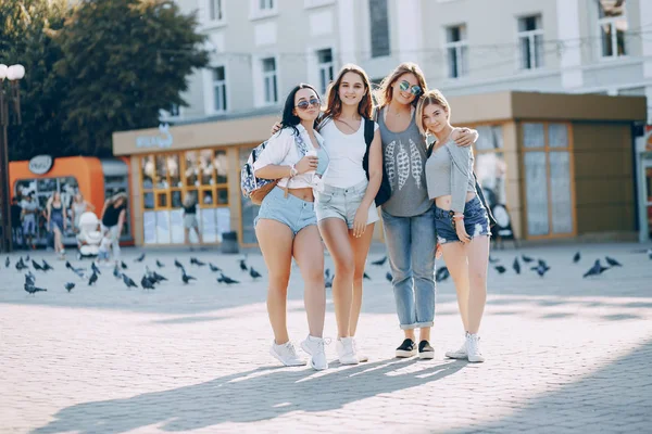 Meisjes in de stad — Stockfoto