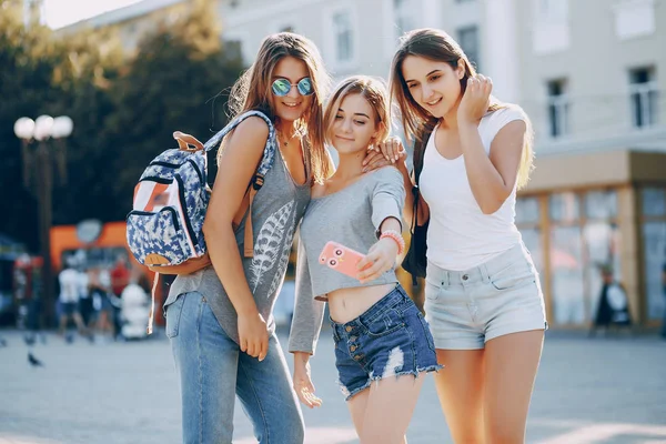 Ragazze in città — Foto Stock