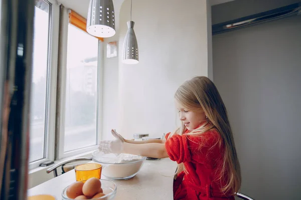 Chica en la cocina — Foto de Stock