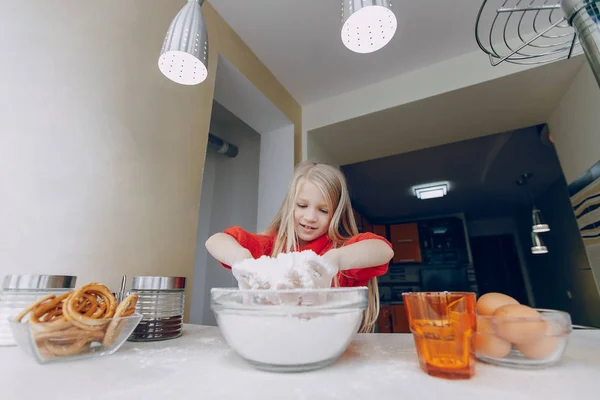 Ragazza in cucina — Foto Stock