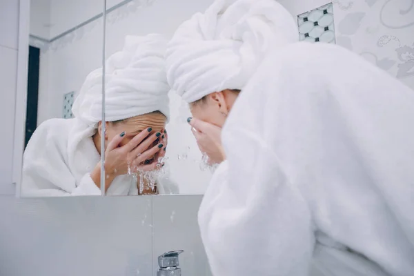 Chica en el baño — Foto de Stock