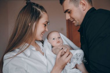 Bebek ile genç aile