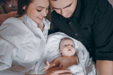 Bebek ile genç aile