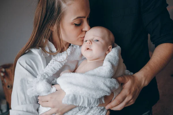 Familia joven con bebé —  Fotos de Stock