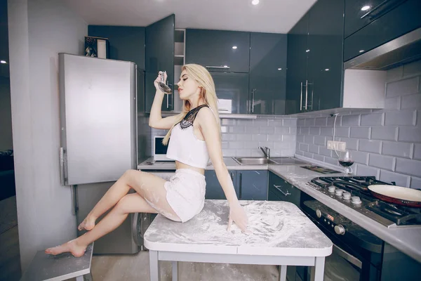 Chica en la cocina — Foto de Stock