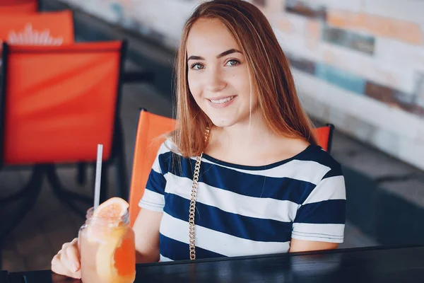 Fille avec un cocktail — Photo