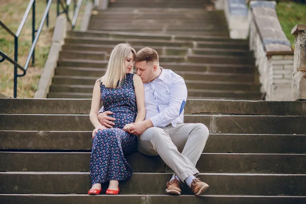 Casal no parque — Fotografia de Stock