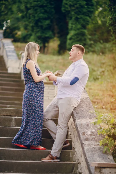 Pareja en el parque — Foto de Stock