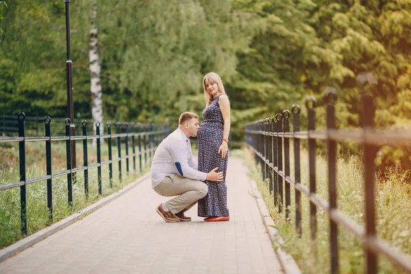 Paar im Park — Stockfoto